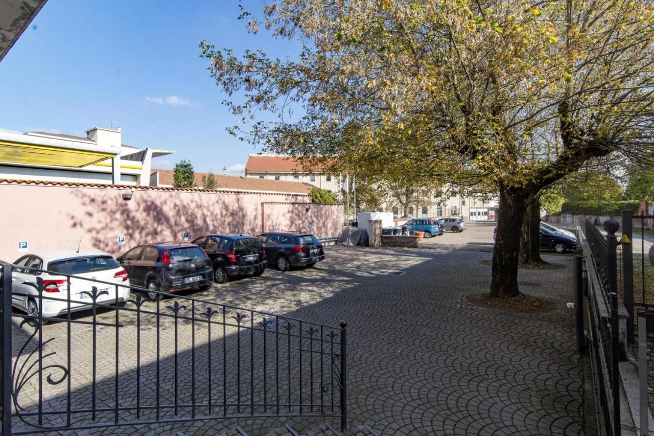 V12 Apartments - Vittoria 12 Novara Buitenkant foto